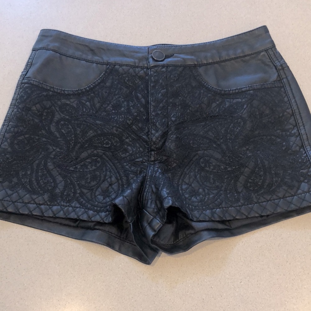 FOREVER 21 FAUX LEATHER SHORTS BLACK SIZE SMALL fit is like a 0